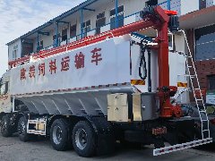 <b>三轴散装饲料运输车</b>